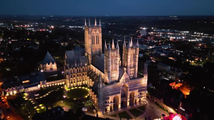 黄昏时，无人机拍摄的英国地标林肯大教堂的视频，以其明亮雄伟的哥特式建筑为特色。