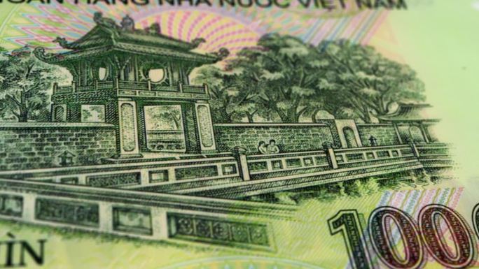 越南越南盾100000钞票，十万越南盾，越南盾特写和宏观视角，跟踪和多莉拍摄100000越南盾钞票观
