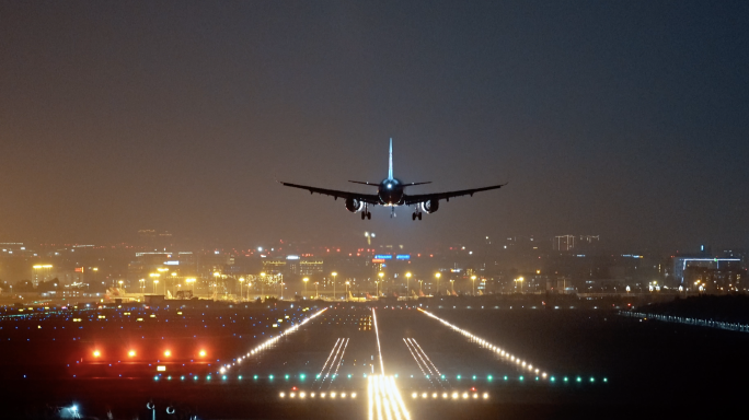 飞机降落夜景机场人物