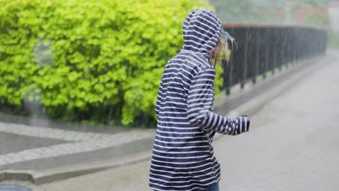 十几岁的女孩在雨中奔跑