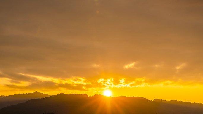 4k山峰日出太阳缓缓升起