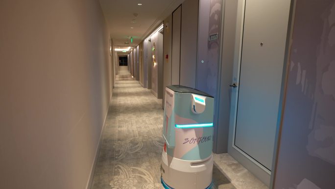 酒店乘电梯机器人服务员ai机器人送水素材