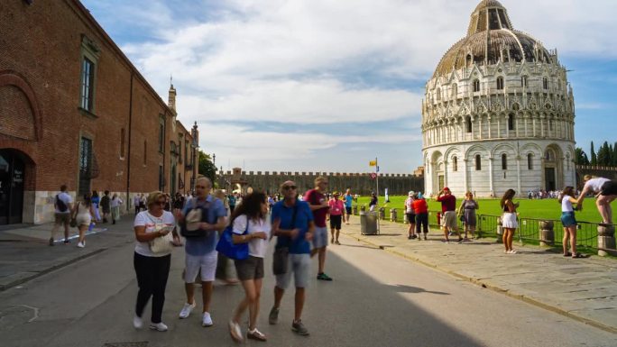 意大利托斯卡纳，比萨，夏季，比萨圣约翰洗礼堂，围绕比萨斜塔和比萨大教堂的人群旅游步行和观光景点的时间