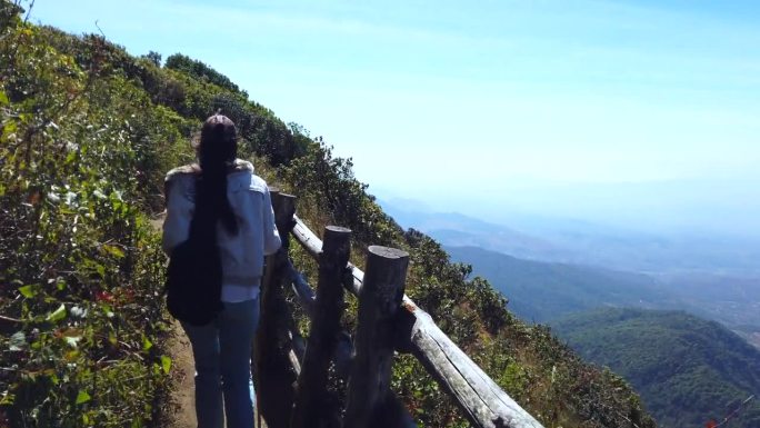 在森林山徒步旅行的年轻女子