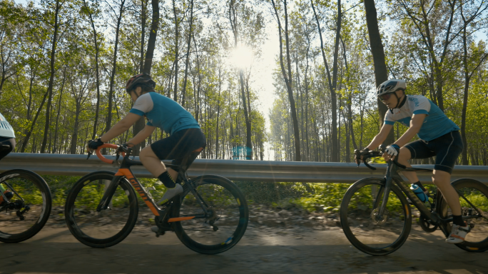 4K在树林里骑自行车赛车手比赛运动健身