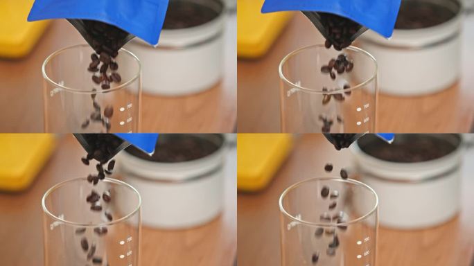 咖啡豆倒入咖啡玻璃罐