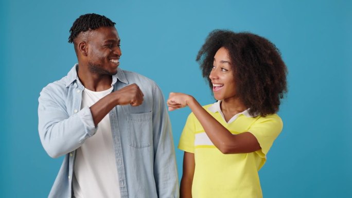 一对年轻的非裔美国夫妇微笑着碰了碰拳头