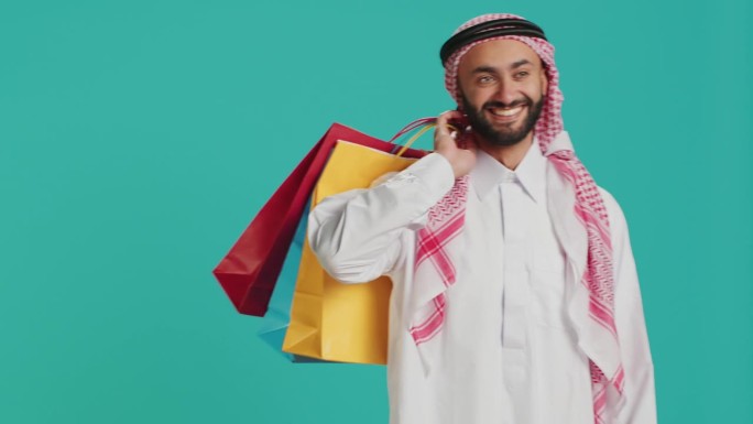 快乐的阿拉伯人拿着购物袋