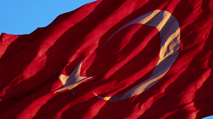 土耳其国旗优雅地飘扬，体现了这个国家的活力