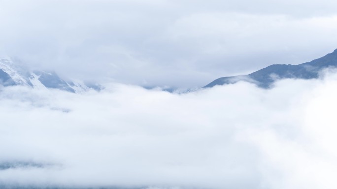 西藏林芝被云海包围的南迦巴瓦峰