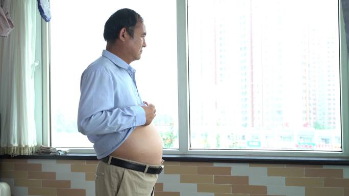 B122中年人白领男展示大肚子腰围粗肥胖