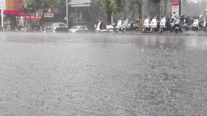 夏季暴雨城市内涝风雨无阻倾盆大雨大雨车流