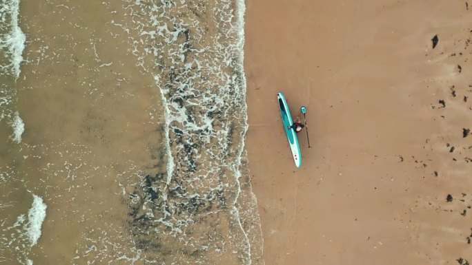 海边宁静的一天水上运动冲浪体验桨板技巧