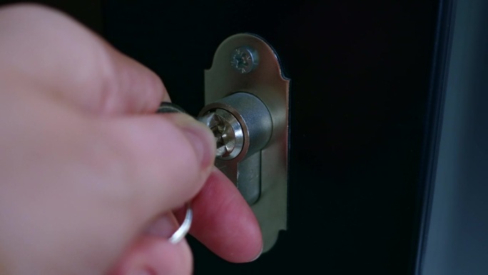 试着把坏了的钥匙插进锁孔，但没有结果