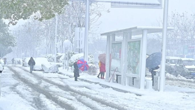 下雪天，公交站等候公交车的人们