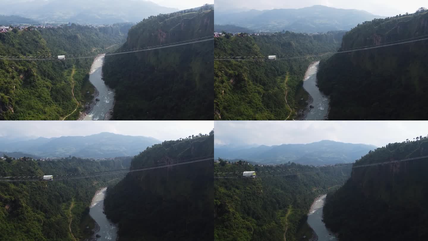 库什马悬索桥下壮观的空中下降