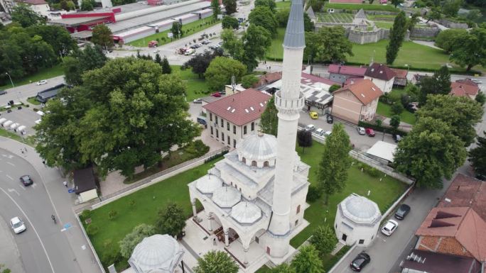 Ferhat Pasha清真寺鸟瞰图在波斯尼亚巴尼亚卢卡令人惊叹的奥斯曼伊斯兰塔上旋转