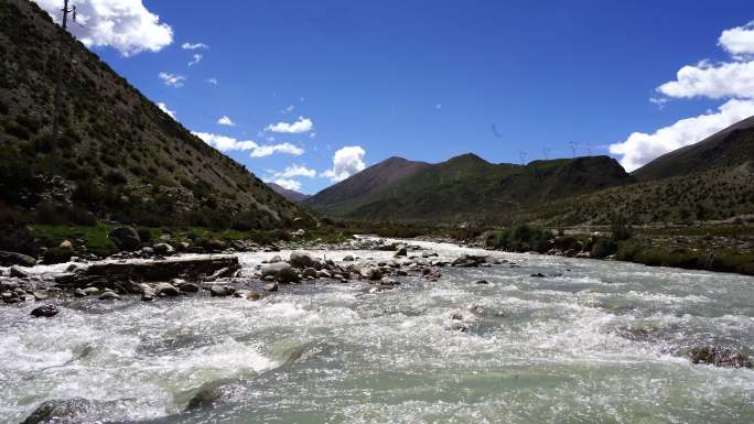 西藏林芝雪山下的河流