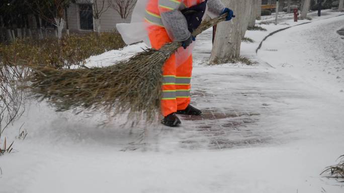 环卫工人扫雪除雪清洁工铲雪