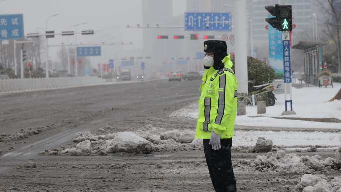 环卫工人扫雪除雪清洁工铲雪 雪天交警执勤