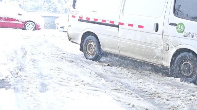 路面结冰，车轮滑行，下雪天送货车道路难行