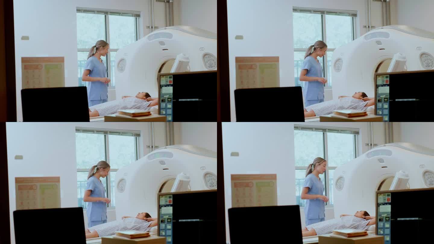 女病人在做CT扫描前向热心的CT放射技师询问问题
