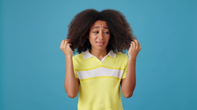 可怜的非洲裔美国女人满脸粉刺，头发干枯