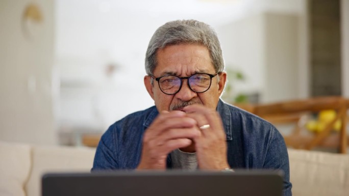老年人，家里和笔记本电脑都有压力，思考退休基金、保单或抵押贷款。退休、老人和保险账单、储蓄和养老金、