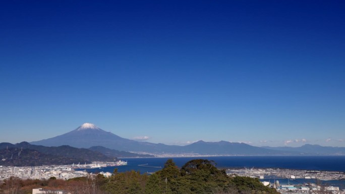 从山上看富士山和静冈海
