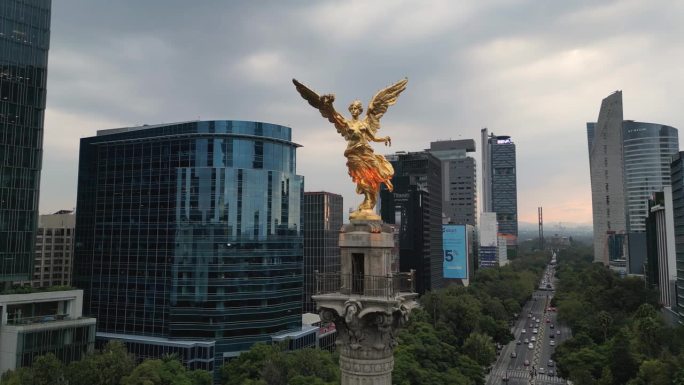 无人机拍摄的视频近距离观察独立天使和黄昏时Reforma大道上的建筑