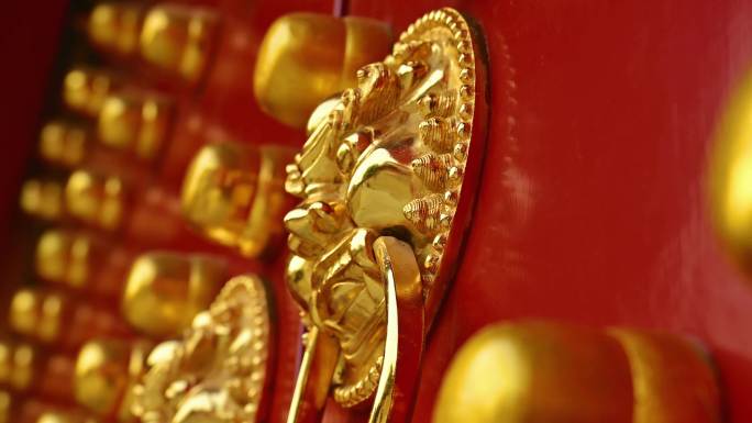 北京故宫紫禁城大门上的金色龙雕门环