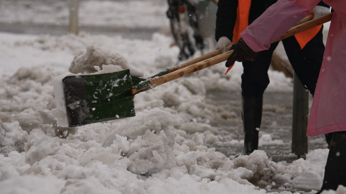 风雪中清扫积雪的环卫工人升格空镜