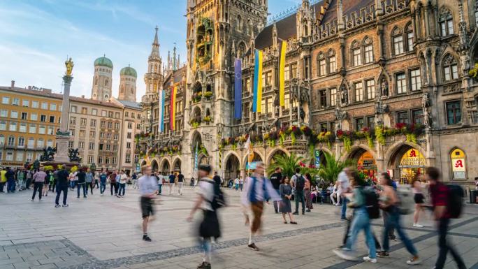 德国巴伐利亚州慕尼黑，夏季，游客在慕尼黑市中心的中心广场Marienplatz和新市政厅散步和观光景