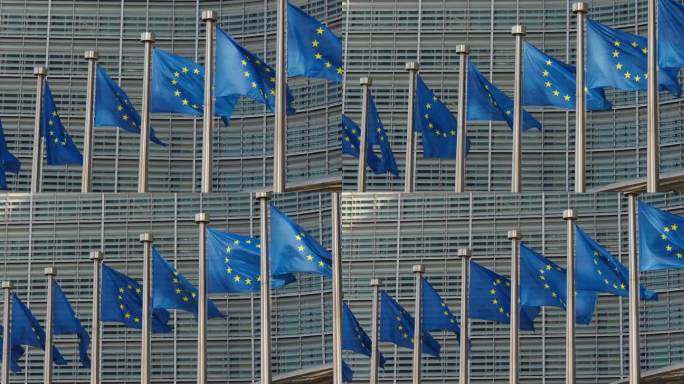 比利时布鲁塞尔Berlaymont大厦和欧盟委员会前的欧盟旗帜的实时画面