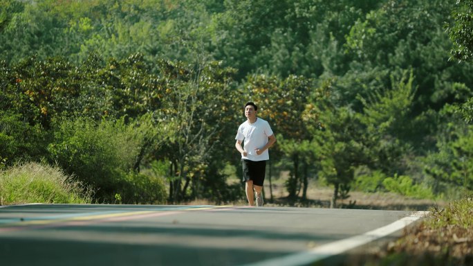 4K山上年轻人跑步锻炼彩虹跑道