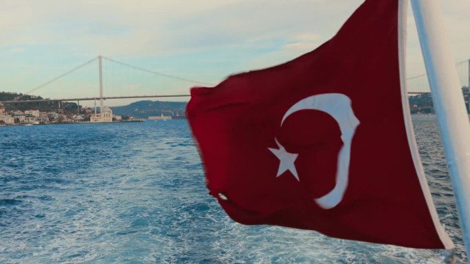 土耳其国旗航行博斯普鲁斯海峡之旅