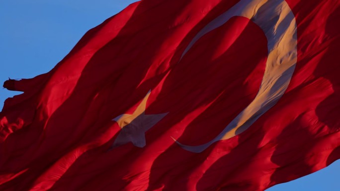 土耳其国旗在纯净的蓝天背景下的动态运动