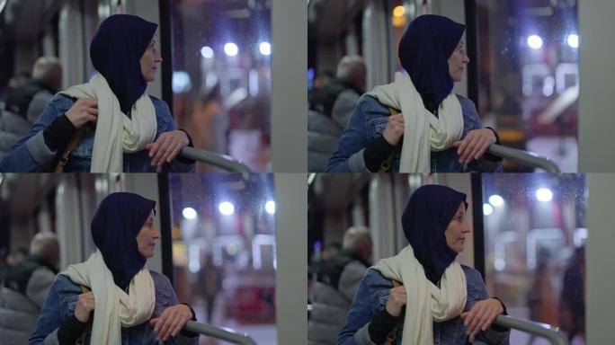 土耳其伊斯坦布尔，一名中年妇女在乘坐地铁时望向窗外