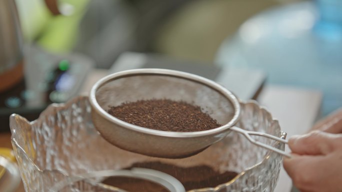 咖啡滤网筛选咖啡粉末