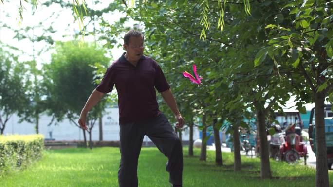 B112中老年人男踢毽子展示健康运动