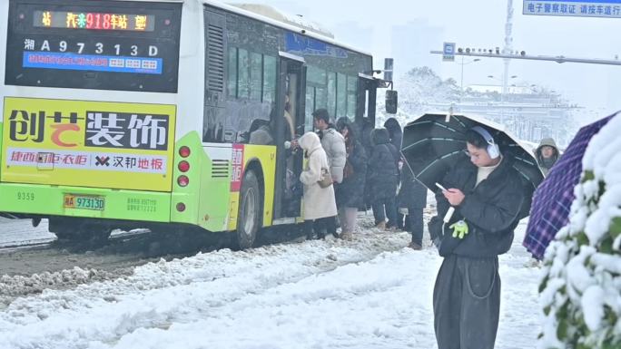 暴风雪中排队上车的乘客，公交车站牌