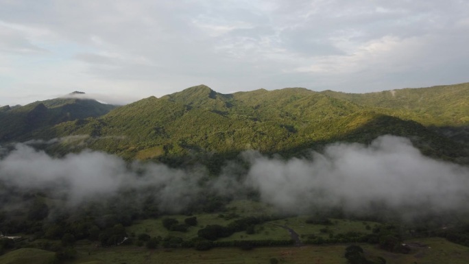 日出时哥伦比亚的大雾穿过山脉和阴雨天气，令人印象深刻。多云的天空，云间无人机4k