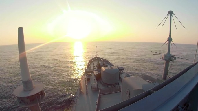 军舰上的海上落日大自然太阳海水
