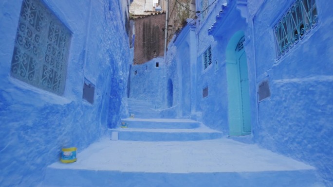 人们走在非洲摩洛哥舍夫沙万的蓝色城市麦地那。