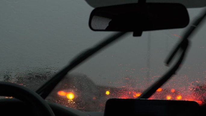 汽车在雨天行驶前车窗擦动的慢动作