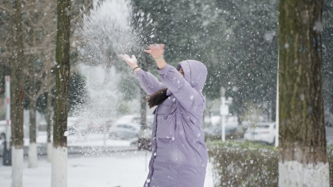 雪地里玩雪抛雪的人