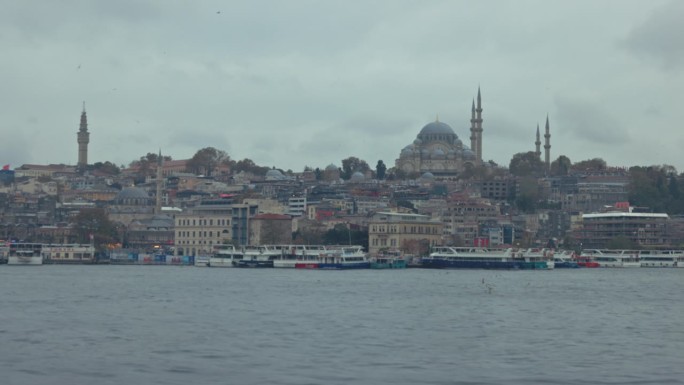 土耳其伊斯坦布尔，马尔马拉海边城市景观中历史悠久的蓝色清真寺的封锁镜头