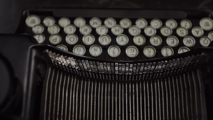 桌子上漂亮的老式打字机