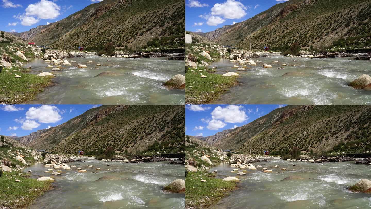 西藏昌都雪山下的河流水流