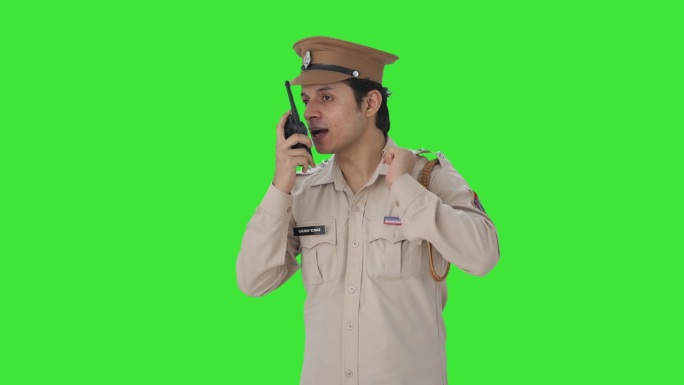 快乐的印度警察通过对讲机绿屏给出指示